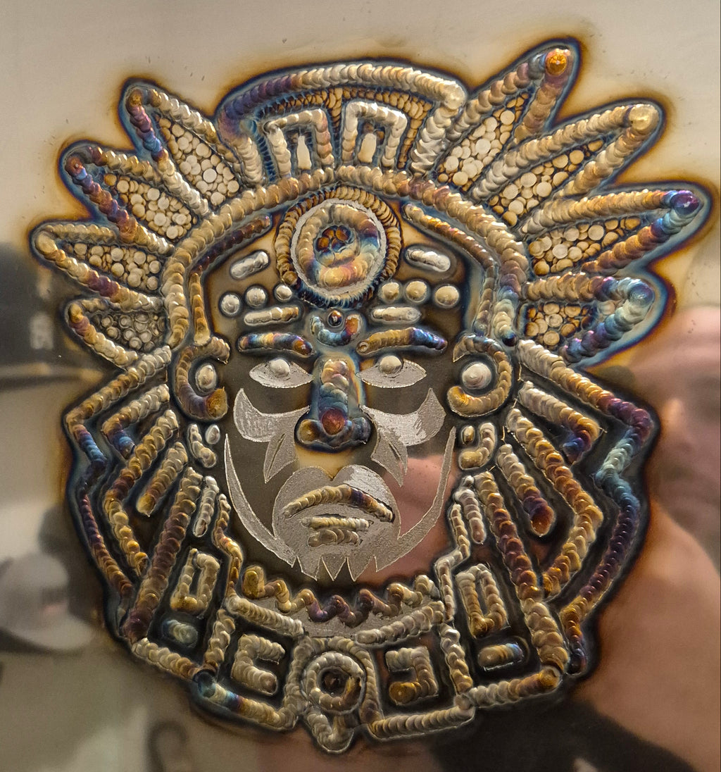 The Maya Priest – Einzigartige Weld Art auf Hochglanz-Edelstahl