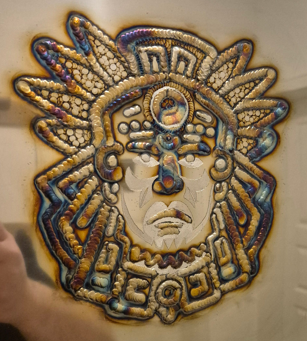 The Maya Priest – Einzigartige Weld Art auf Hochglanz-Edelstahl