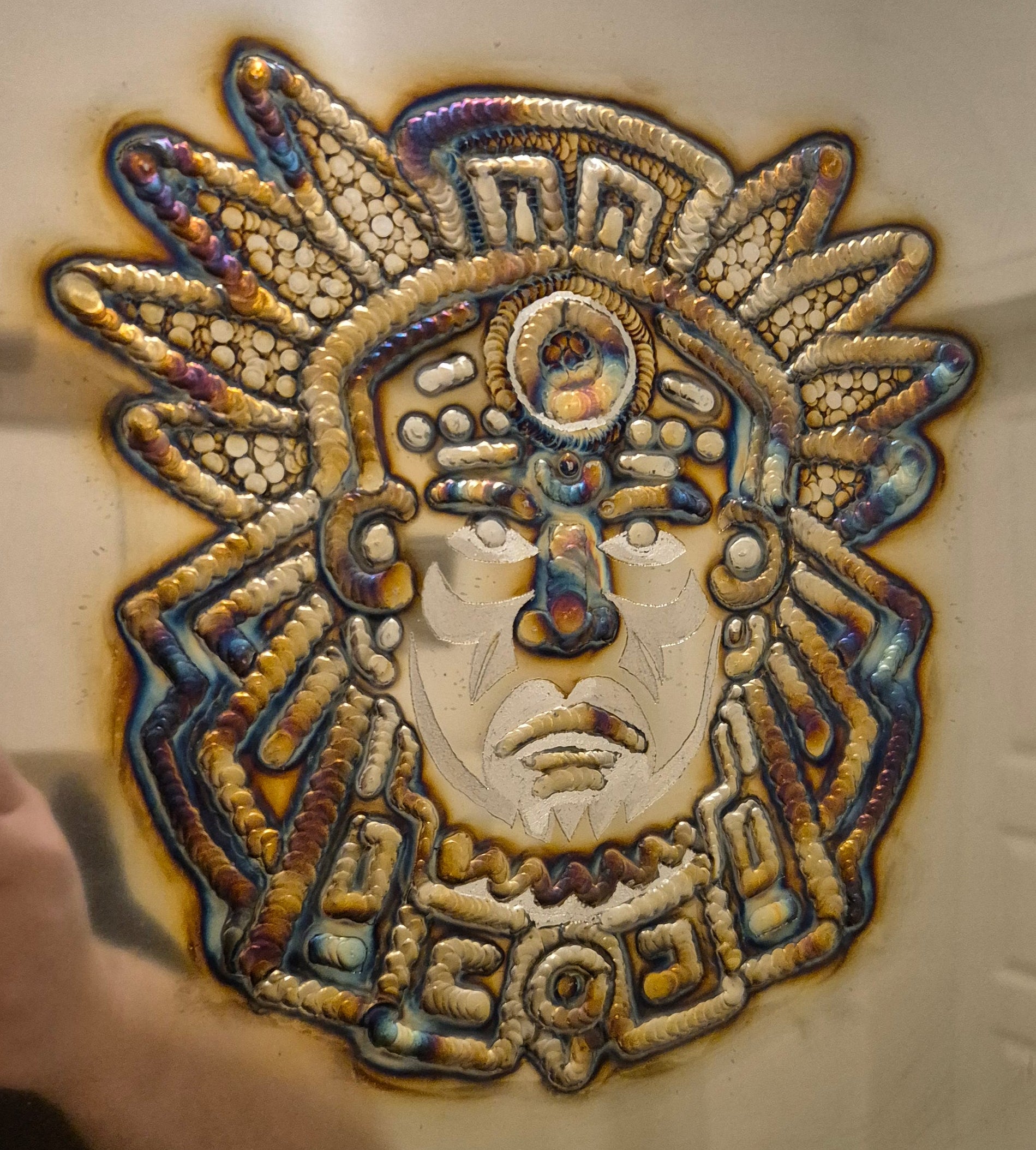 The Maya Priest – Einzigartige Weld Art auf Hochglanz-Edelstahl