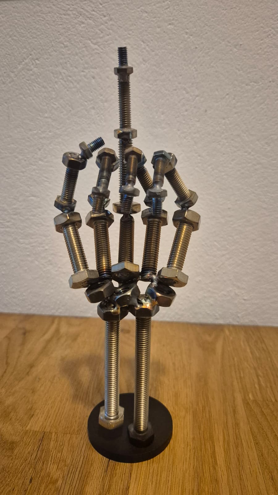 „The Statement“ – Handgefertigte Skeletthand aus Edelstahl (WIG-geschweißt)