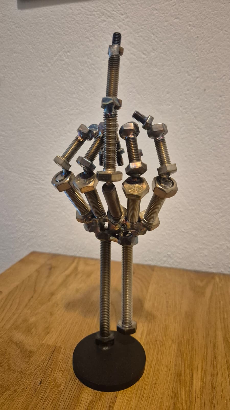 „The Statement“ – Handgefertigte Skeletthand aus Edelstahl (WIG-geschweißt)